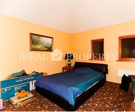 Lieliska savrupmāja Asaros, Jūrmalā, netālu no jūras.